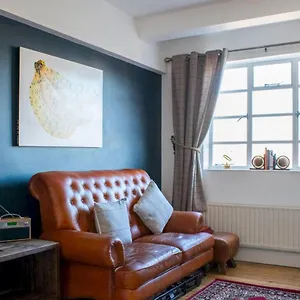 https://beautifully-decorated-1-bedroom-flat-by-spitalfields-london.cambridgehotelsuk.com